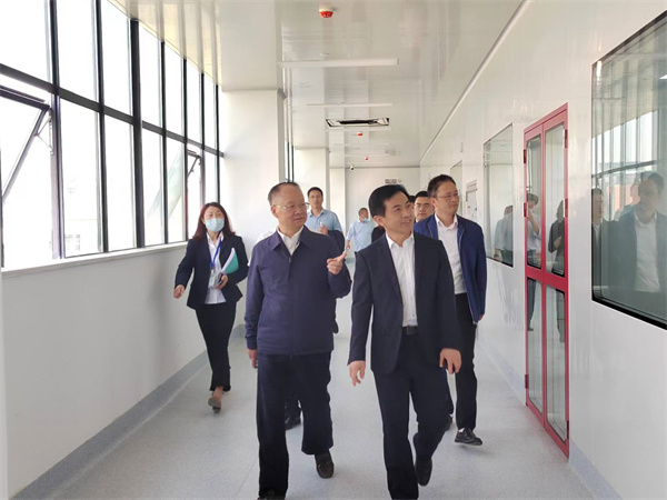 省經(jīng)信廳領(lǐng)導(dǎo)視察光電項(xiàng)目3-可用.jpg 省經(jīng)信廳領(lǐng)導(dǎo)視察光電項(xiàng)目3-可用.jpg