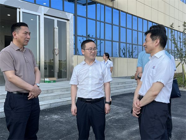 襄陽市副市長徐冰到萬洲調研光電新建項目3.jpg 襄陽市副市長徐冰到萬洲調研光電新建項目3.jpg